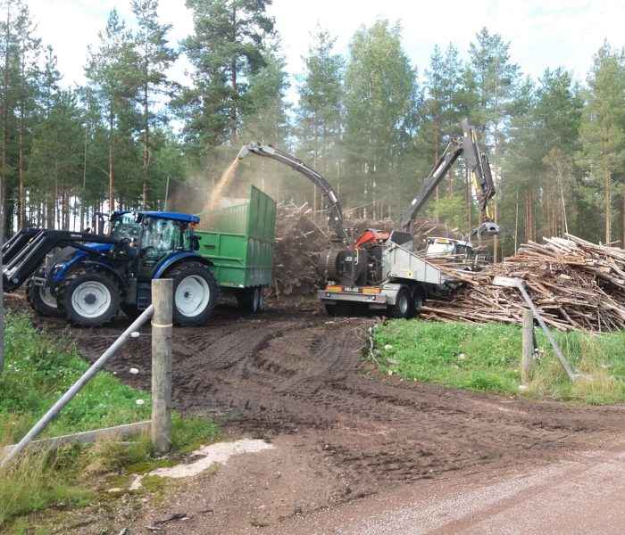 Lajittelemme klapien raaka-aineen. Pienet risut ja myöskin ylisuuret sekä lahot ym epäkurantit puut käytämme hakkeeksi.