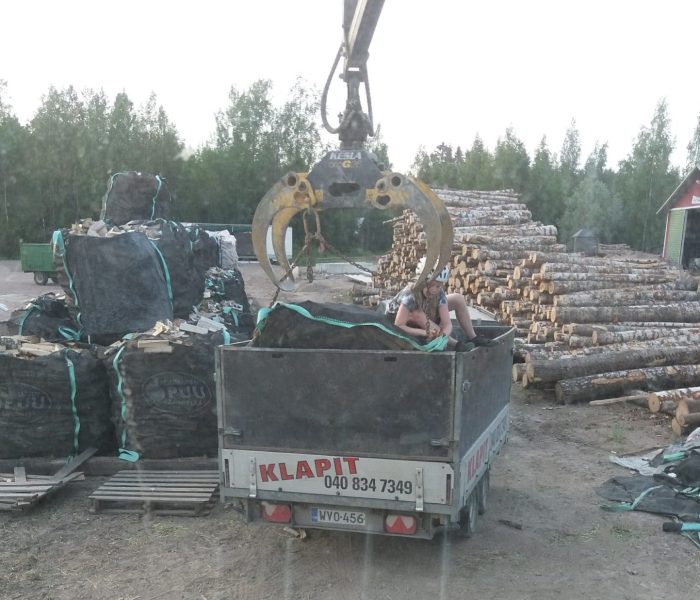 Kevään ja alkukesän aikana toimitamme tuoretta klapia. Kuivaa klapia saatavilla alkukesästä alkaen niin kauan kuin tavaraa riittää.