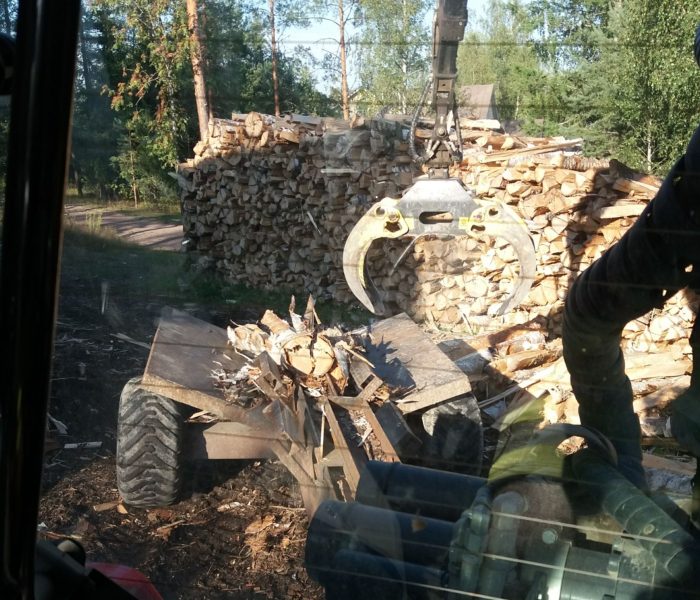 Klapien lisäksi teemme myös 1,5metrin pituisia halkoja mitkä ovat niittäneet suosiota erityisesti saaristoalueella helpomman venekuljetuksen vuoksi.