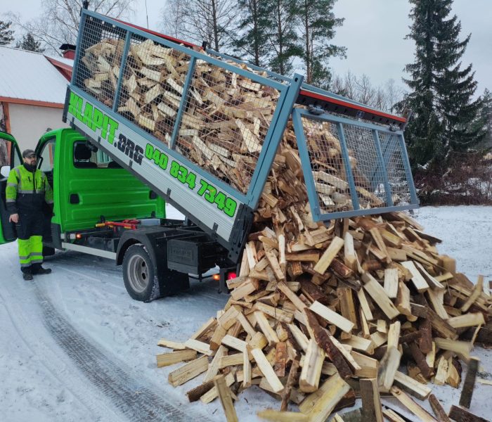 Klapit toimitamme omalla kalustollamme. Kärrejä löytyy 10m3 tilavuuksisesta hlöauton pv:sta aina 25m3 kokoiseen traktorin perävaunuun.
