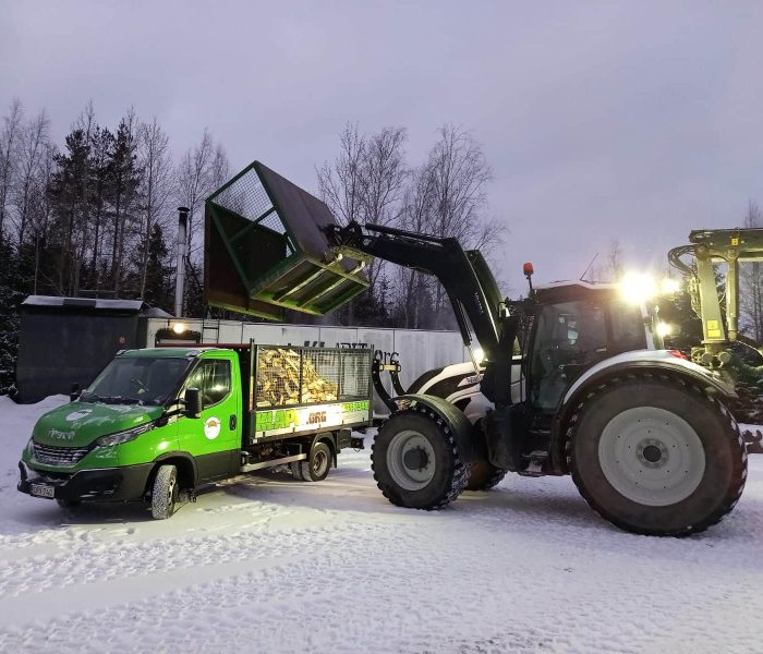 Klapeja toimitamme ympärivuotisesti niin kauan kuin tavaraa riittää. Klapit myydään tuoreena tai ulkokuivattuna, kuivurikuivatun klapin tuotantosta olemme luopuneet.