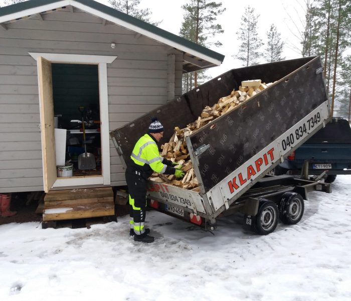Meiltä saa klapit myös varastoon pinottuna. Hinta pinoamisesta työntekijää kohti 50€/h sis alv. (Pyrimme hoitamaan klapien pinoamiskeikat 2 hengen voimin eli hinta tuolloin 100€/h) Saatavuus rajallinen joten varaathan palvelun hyvissä ajoin.
